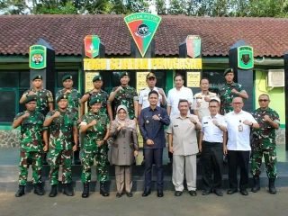 Perkuat Sinergi, Bupati Pandeglang Kunjungi Yonif 320