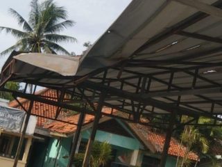 Viral di Media Sosial, Camat Sukadiri Acuh Terhadap Kanopi Parkiran yang Sudah Rusak