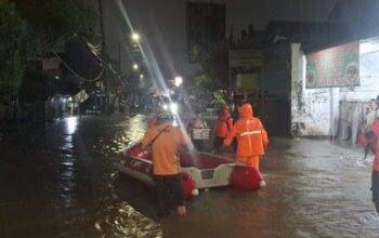 Bak Lautan, Ribuan Rumah di Tangerang Selatan Terendam Banjir 3 Bak Lautan, Ribuan Rumah di Tangerang Selatan Terendam Banjir I PojokPublik