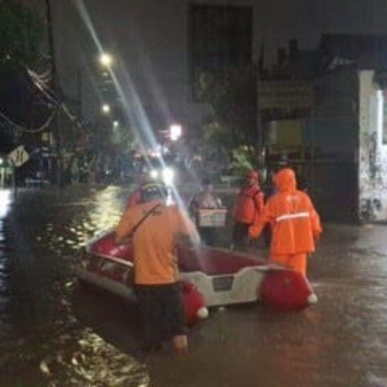 Bak Lautan, Ribuan Rumah di Tangerang Selatan Terendam Banjir 9 Bak Lautan, Ribuan Rumah di Tangerang Selatan Terendam Banjir I PojokPublik