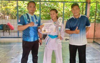Mantap: SMP Negeri 1 Kemang Raih Juara Satu Karate Tingkat Kecamatan 8 SMP Negeri 1 Kemang Raih Juara Satu Karate Tingkat Kecamatan Harumkan Sekolah, Nurul Rahayu Sabet Juara 1 Karate Tingkat Kecamatan Kemang Bogor - Siswi dari SMP Negeri 1 Kemang berhasil menyabet juara pertama dalam ajang Olimpiade Olahraga Siswa Nasional (O2SN) karate tingkat Kecamatan. Prestasi tersebut diraih oleh Nurul Rahayu Priatna, Selasa (6/5/2025) Kepala SMP Negeri 1 Kemang Dr dini Murniati Spd,Mpd mengucapkan selamat atas prestasi yang diraih oleh siswi Nurul Rahayu Priatna karena telah mengharumkan nama sekolah di tingkat Kecamatan. Kata (sebut nama kepala sekolah), dia sangat berharap prestasi ini bisa diteruskan ke tingkat yang lebih tinggi yaitu Kabupaten. "Harapanya bisa terus juara di tingkat Kabupaten, Provinsi dan Nasional. Sehingga prestasi yang diraih bisa menjadi motivasi siswa lain yang ada di SMP Negeri 1 Kemang," kata Kepala Sekolah SMP Negeri 1 Kemang. “Alhamdulillah anak kami Nurul dari kelas 7,5 sudah mengukir prestasi dalam ajang karate dengan meraih Juara 1 karate kategori Kata perorangan putri pada O2SN tingkat kecamatan kemang, ini sangat membanggakan, sehingga SMP Negeri 1 Kemang dikenal lebih luas. Dan kami dari pihak SMP Negeri 1 Kemang memberikan apresiasi untuk Nurul agar lebih semangat untuk mengukir prestasi,” tambah Kepala Sekolah. Dalam kesempatan yang sama, Wali Kelas 7,5 SMP Negeri 1 Kemang Afif berpesan agar Nurul Rahayu terus berlatih agar keberhasilan ini berlanjut ke jenjang yang lebih tinggi sampai ke tingkat provinsi. Karena kata Afif, mempertahankan lebih sulit dari pada mendapatkan. "Kami mewakili seluruh pendidik dan tenaga kependidikan SMP Negeri 1 Kemang berharap di tingkat Kabupaten, Provinsi bahkan Nasional, Nurul bisa terus menjadi juara," ucap Afif dengan penuh harapan. Afif menyebut bahwa siswa kelas 7,5 merasa bangga atas pencapaian Nurul karena bukan hanya mengharumkan nama kelas 7,5. Tapi kaga Afif mengharumkan nama SMP Negeri 1 Kemang di tingkat kecamatan. “Saya berharap ananda Nurul bisa melaju ke tingkat Provinsi, Nasional dan juara. Karena bukan hanya mengharumkan smpn1 Kemang saja tetapi juga mengharumkan nama Kabupaten Bogor,” ujar Afif.(Dyt