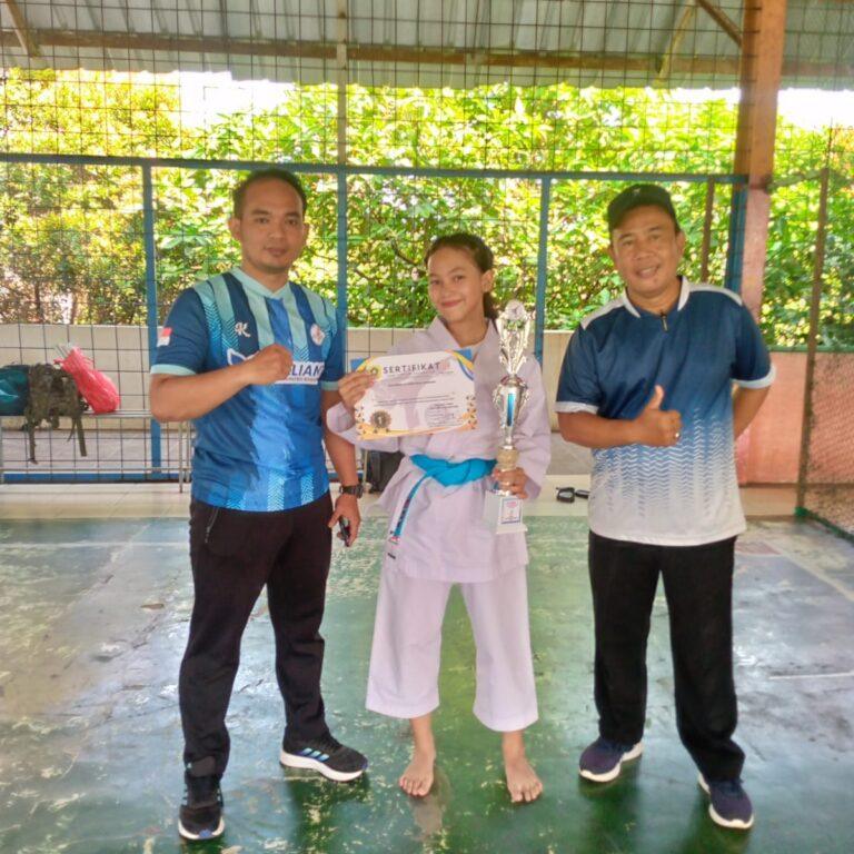 Mantap: SMP Negeri 1 Kemang Raih Juara Satu Karate Tingkat Kecamatan 14 SMP Negeri 1 Kemang Raih Juara Satu Karate Tingkat Kecamatan Harumkan Sekolah, Nurul Rahayu Sabet Juara 1 Karate Tingkat Kecamatan Kemang Bogor - Siswi dari SMP Negeri 1 Kemang berhasil menyabet juara pertama dalam ajang Olimpiade Olahraga Siswa Nasional (O2SN) karate tingkat Kecamatan. Prestasi tersebut diraih oleh Nurul Rahayu Priatna, Selasa (6/5/2025) Kepala SMP Negeri 1 Kemang Dr dini Murniati Spd,Mpd mengucapkan selamat atas prestasi yang diraih oleh siswi Nurul Rahayu Priatna karena telah mengharumkan nama sekolah di tingkat Kecamatan. Kata (sebut nama kepala sekolah), dia sangat berharap prestasi ini bisa diteruskan ke tingkat yang lebih tinggi yaitu Kabupaten. "Harapanya bisa terus juara di tingkat Kabupaten, Provinsi dan Nasional. Sehingga prestasi yang diraih bisa menjadi motivasi siswa lain yang ada di SMP Negeri 1 Kemang," kata Kepala Sekolah SMP Negeri 1 Kemang. “Alhamdulillah anak kami Nurul dari kelas 7,5 sudah mengukir prestasi dalam ajang karate dengan meraih Juara 1 karate kategori Kata perorangan putri pada O2SN tingkat kecamatan kemang, ini sangat membanggakan, sehingga SMP Negeri 1 Kemang dikenal lebih luas. Dan kami dari pihak SMP Negeri 1 Kemang memberikan apresiasi untuk Nurul agar lebih semangat untuk mengukir prestasi,” tambah Kepala Sekolah. Dalam kesempatan yang sama, Wali Kelas 7,5 SMP Negeri 1 Kemang Afif berpesan agar Nurul Rahayu terus berlatih agar keberhasilan ini berlanjut ke jenjang yang lebih tinggi sampai ke tingkat provinsi. Karena kata Afif, mempertahankan lebih sulit dari pada mendapatkan. "Kami mewakili seluruh pendidik dan tenaga kependidikan SMP Negeri 1 Kemang berharap di tingkat Kabupaten, Provinsi bahkan Nasional, Nurul bisa terus menjadi juara," ucap Afif dengan penuh harapan. Afif menyebut bahwa siswa kelas 7,5 merasa bangga atas pencapaian Nurul karena bukan hanya mengharumkan nama kelas 7,5. Tapi kaga Afif mengharumkan nama SMP Negeri 1 Kemang di tingkat kecamatan. “Saya berharap ananda Nurul bisa melaju ke tingkat Provinsi, Nasional dan juara. Karena bukan hanya mengharumkan smpn1 Kemang saja tetapi juga mengharumkan nama Kabupaten Bogor,” ujar Afif.(Dyt