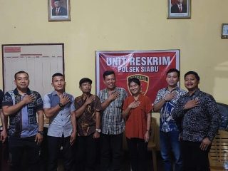 Ini Parah, Era Pemerintahan Prabowo Subianto Malah Foto Jokowi–Ma’ruf Masih Terpampang di Polsek Siabu