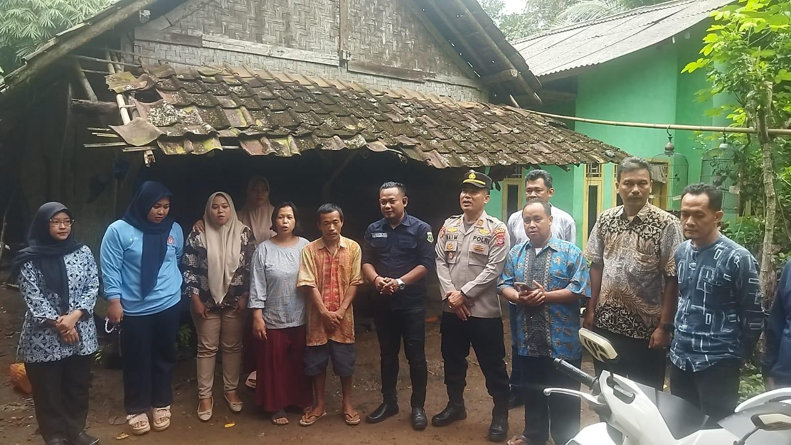 Lagi! Forwatu Banten Sigap Kunjungi Rumah Nyaris Roboh yang Viral di Media Nasional 7 Lagi! Forwatu Banten Sigap Kunjungi Rumah Nyaris Roboh yang Viral di Media Nasional I PojokPublik