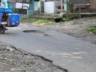 Jalan Nyoreang–Cadasari Rusak, Terminal Terbengkalai: Dua Masalah Besar Infrastruktur Pandeglang