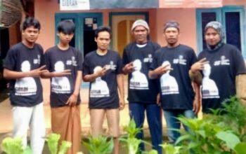 Gibran Fans Banten Resmi Membubarkan Diri, Tak Lagi Miliki Kepengurusan 3 Serang, 11 Mei 2025 – Kelompok relawan Gibran Fans Banten resmi membubarkan diri. Pernyataan tersebut disampaikan oleh Nani Maulana, yang sebelumnya menjabat sebagai sekretaris Gibran Fans Banten. “Per hari ini, Gibran Fans Banten tidak lagi memiliki kepengurusan. Tugas kami sudah selesai, dan kami akan kembali ke aktivitas kami seperti biasa,” ujar Nani dalam keterangan resminya di Serang. Nani juga menegaskan bahwa para anggota relawan kini telah kembali menjadi masyarakat biasa dan tidak lagi memiliki kaitan dengan aktivitas relawan Gibran Fans. “Mulai sekarang, kami tidak lagi terlibat sebagai relawan. Kami kembali sebagai warga biasa,” tambahnya. Pembubaran ini menandai berakhirnya peran Gibran Fans Banten dalam aktivitas dukungan politik yang sebelumnya mereka jalankan.
