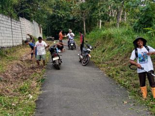 Gunakan Mesin Rumput, Warga Cipancur Pasir Rawat Jalan Poros yang Dibagun Gubernur Banten