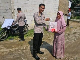 Sambut Hut Bhayangkara 79, Kapolsek Cibadak Bagikan Baksos