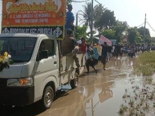 Jalan Penuh Lumpur, Galian Pasir di Cimarga Dikepung Warga