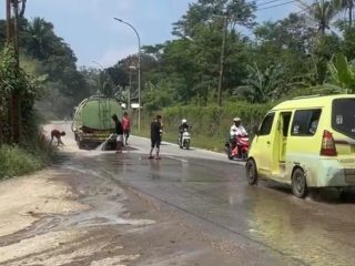 Peduli Keselamatan Masyarakat, Pihak Galian Lakukan Pembersihan Jalan
