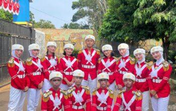 SMP Satu Negri kemang menyambut kehadiran murid baru 6 Setelah melaksanakan proses SPMB tingkat SMP, SMP Satu Negri kemang menyambut kehadiran murid baru dengan melaksanakan kegiatan Masa Pengenalan Lingkungan Sekolah (MPLS) pada tahun ajaran 2025/2026. Kegiatan MPLS ini, berlangsung selama 5 hari, terhitung mulai hari ini senin kemarin, dengan menampilkan kegiatan demontrasi salah satunya eskul paskibraka yang ada di SMPN 1 kemang. Nurul Rahayu Priatna kelas 8,6 salah satu anggota paskibraka menambahkan dengan antusias SMPN1 Nekem ini sering mengikuti kegiatan lomba dan berhasil mendapat juara dalam beberapa kategori. Begitu juga Ibu Nini suherti salah satu guru wali kelas 8,6 menjelaskan kegiatan MPLS untuk murid baru ini menjadi sarana untuk mengenal lebih jauh sekolah mereka. Pelaksanaan MPLS disesuaikan dengan berbagai kegiatan positif, yang diawali dengan doa bersama dan wawasan wiatamandala Ibu Nini suherti juga mengungkapkan kegiatan ini rutin di laksanakan setiap tahun yang diselenggarakan di lingkungan sekolah SMPN 1 kemang dan MPLS mulai dari tanggal 14-18 Juli dengan diawali pembukaan, doa bersama, penyampaian wawasan wiatamandala, pengenalan lingkungan sekolah. Selain itu juga kegiatan MPLS ini juga disertai dengan berbagai sosialisasi mulai dari sosialisasi dari bapak ibu guru mengenai beberapa kegiatan yang eskul yang ada di lingkungan smpn1 Kemang dan tentang pemanfaatan teknologi dalam pembelajaran untuk menjadi lingkungan yang aman dan nyaman serta bahaya judi online. Dan memberikan materi pencegahan bullyng dilingkungan sekolah dan pentingnya pendidikan tinggi. Harapan dengan adanya MPLS ini dapat membantu para murid baru untuk bisa beradaptasi dan mengenal satu sama lain serta para guru selama MPLS. Selain itu mereka juga perlu mengetahui aturan-aturan yg berlaku di sekolah, sehingga tercipta lingkungan belajar yang disiplin, dan nyaman. Kepala Sekolah berharap untuk kedepannya SMPN 1 kemang bisa lebih maju dalam memberikan pelajaran dan ilmu yg terbaik bagi murid-murid sehingga bisa menjadi pribadi yg berkarakter dan berbudi pekerti yang luhur sehingga menghasilkan murid-murid yang berprestasi walaupun masih dalam keterbatasan dari pihak guru pengajar.