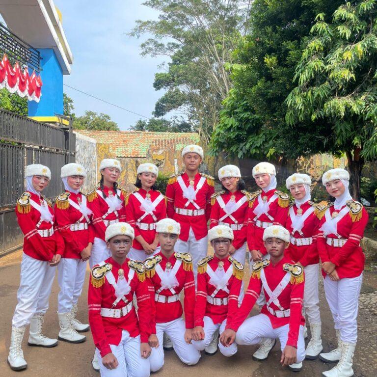 SMP Satu Negri kemang menyambut kehadiran murid baru 12 Setelah melaksanakan proses SPMB tingkat SMP, SMP Satu Negri kemang menyambut kehadiran murid baru dengan melaksanakan kegiatan Masa Pengenalan Lingkungan Sekolah (MPLS) pada tahun ajaran 2025/2026. Kegiatan MPLS ini, berlangsung selama 5 hari, terhitung mulai hari ini senin kemarin, dengan menampilkan kegiatan demontrasi salah satunya eskul paskibraka yang ada di SMPN 1 kemang. Nurul Rahayu Priatna kelas 8,6 salah satu anggota paskibraka menambahkan dengan antusias SMPN1 Nekem ini sering mengikuti kegiatan lomba dan berhasil mendapat juara dalam beberapa kategori. Begitu juga Ibu Nini suherti salah satu guru wali kelas 8,6 menjelaskan kegiatan MPLS untuk murid baru ini menjadi sarana untuk mengenal lebih jauh sekolah mereka. Pelaksanaan MPLS disesuaikan dengan berbagai kegiatan positif, yang diawali dengan doa bersama dan wawasan wiatamandala Ibu Nini suherti juga mengungkapkan kegiatan ini rutin di laksanakan setiap tahun yang diselenggarakan di lingkungan sekolah SMPN 1 kemang dan MPLS mulai dari tanggal 14-18 Juli dengan diawali pembukaan, doa bersama, penyampaian wawasan wiatamandala, pengenalan lingkungan sekolah. Selain itu juga kegiatan MPLS ini juga disertai dengan berbagai sosialisasi mulai dari sosialisasi dari bapak ibu guru mengenai beberapa kegiatan yang eskul yang ada di lingkungan smpn1 Kemang dan tentang pemanfaatan teknologi dalam pembelajaran untuk menjadi lingkungan yang aman dan nyaman serta bahaya judi online. Dan memberikan materi pencegahan bullyng dilingkungan sekolah dan pentingnya pendidikan tinggi. Harapan dengan adanya MPLS ini dapat membantu para murid baru untuk bisa beradaptasi dan mengenal satu sama lain serta para guru selama MPLS. Selain itu mereka juga perlu mengetahui aturan-aturan yg berlaku di sekolah, sehingga tercipta lingkungan belajar yang disiplin, dan nyaman. Kepala Sekolah berharap untuk kedepannya SMPN 1 kemang bisa lebih maju dalam memberikan pelajaran dan ilmu yg terbaik bagi murid-murid sehingga bisa menjadi pribadi yg berkarakter dan berbudi pekerti yang luhur sehingga menghasilkan murid-murid yang berprestasi walaupun masih dalam keterbatasan dari pihak guru pengajar.