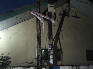 Membahayakan, Kabel Wifi Terpasang Semrawut di Tiang listrik yang Condong di Bojong Leles