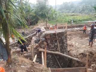 Diduga Abaikan K3, CV Putri Kencana Biarkan Pekerja Tanpa APD Saat Rehabilitasi Irigasi di Cibeunyeur Hilir