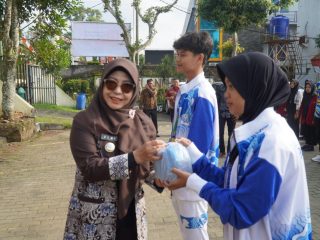 Bupati Dewi Setiani Lepas Atlet Atletik Pandeglang Ikuti Kejurda Banten