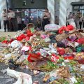 Kecewa, Warga Pandeglang Lempar Sampah di Depan Kantor Pemda I PojokPublik