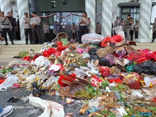 Kecewa, Warga Pandeglang Lempar Sampah di Depan Kantor Pemda