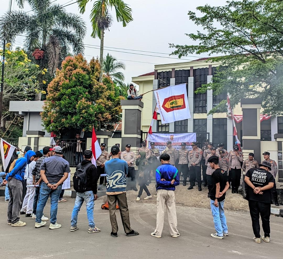 Program Revitalisasi Satuan Pendidikan Diduga Menyimpang, GAMMA Demo KCD Dindikbud Banten Wilayah Lebak 7 Program Revitalisasi Satuan Pendidikan Diduga Menyimpang, GAMMA Demo KCD Dindikbud Banten Wilayah Lebak I PojokPublik