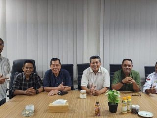 Bentuk Demokrasi, Handiyono Aruman Bangun Mimbar Aspirasi di Halaman Gedung Dewan