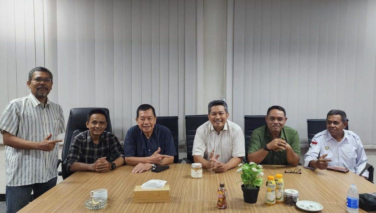 Bentuk Demokrasi, Handiyono Aruman Bangun Mimbar Aspirasi di Halaman Gedung Dewan 1 Bentuk Demokrasi, Handiyono Aruman Bangun Mimbar Aspirasi di Halaman Gedung Dewan