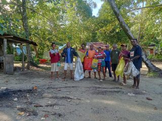Wujudkan Lingkungan Sehat, Jemaat Gereja dan Polisi di Sorong Gelar Aksi Bersih-bersih