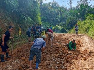 Jalan Poros Kabupaten Lebak Desa Cikaret Rusak Parah, Warga Semangat Membenahi