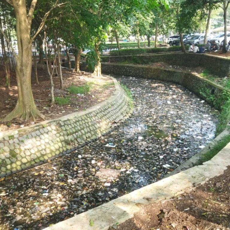 Sampah Menumpuk di Irigasi Dekat Kantor DLH Kabupaten Tangerang, BCW Sindir Keras Kepala Dinas