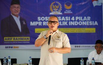 Arif Rahman Sosialisasikan Empat Pilar Kebangsaan di SMK Walisongo Pandeglang, Banten 5 Anggota DPR RI Komisi IV Fraksi NasDem, Arif Rahman, menggelar kegiatan Sosialisasi Empat Pilar Kebangsaan bersama para dewan guru SMK Walisongo Kabupaten Pandeglang, Provinsi Banten, Sabtu (04/10/2025). Kegiatan ini merupakan bagian dari program MPR RI untuk menanamkan dan memperkuat pemahaman nilai-nilai kebangsaan di kalangan tenaga pendidik. Dalam kegiatan tersebut, Arif Rahman menegaskan pentingnya empat pilar sebagai fondasi utama kehidupan berbangsa dan bernegara, yaitu Pancasila, Undang-Undang Dasar Negara Republik Indonesia Tahun 1945, Negara Kesatuan Republik Indonesia (NKRI), dan Bhinneka Tunggal Ika. “Guru adalah garda terdepan dalam membentuk karakter generasi muda. Dengan memahami dan menginternalisasi nilai-nilai empat pilar, para pendidik dapat menanamkan semangat nasionalisme dan cinta tanah air kepada peserta didik di sekolah,” ujar Arif Rahman di hadapan para guru. Politisi NasDem asal Banten ini juga menekankan bahwa di tengah tantangan globalisasi dan kemajuan teknologi, pendidikan karakter menjadi kunci untuk menjaga identitas bangsa. Ia mengajak seluruh tenaga pendidik agar tidak hanya fokus pada transfer ilmu pengetahuan, tetapi juga pada pembentukan moral dan wawasan kebangsaan siswa. “Tantangan ke depan bukan hanya pada aspek ekonomi atau teknologi, tetapi juga pada ketahanan ideologi bangsa. Di sinilah peran guru menjadi sangat strategis untuk menanamkan nilai kebangsaan agar generasi kita tidak kehilangan jati diri,” imbuhnya. Kegiatan sosialisasi tersebut berlangsung hangat dan interaktif. Para guru menyampaikan pandangan serta harapan agar kegiatan serupa terus dilakukan secara berkelanjutan, terutama bagi kalangan tenaga pendidik di wilayah pelosok. Arif Rahman menutup kegiatan dengan mengajak seluruh peserta untuk bersama-sama menjaga persatuan dan kesatuan bangsa melalui peran aktif di lingkungan sekolah dan masyarakat. “Empat Pilar bukan sekadar hafalan, tetapi harus dihidupkan dalam sikap dan tindakan sehari-hari. Jika nilai-nilai ini benar-benar tertanam, maka Indonesia akan menjadi bangsa yang kuat, berdaulat, dan bermartabat,” tutupnya