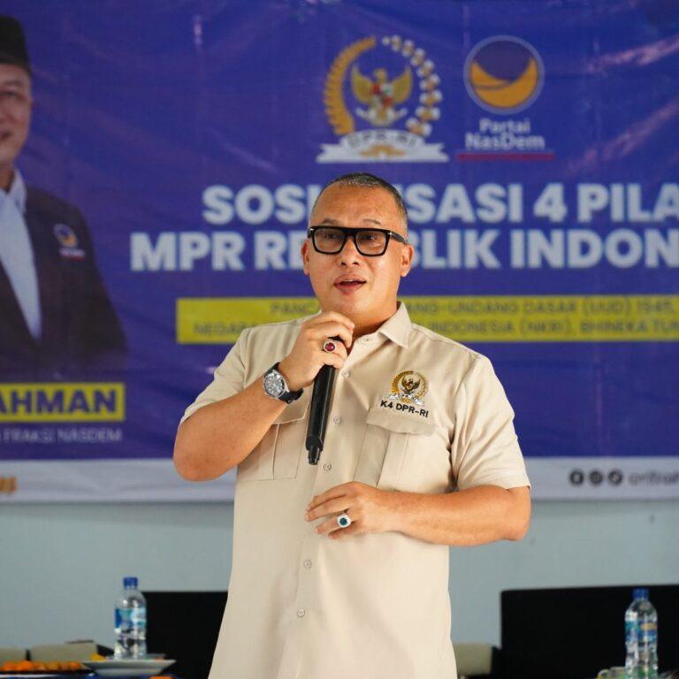 Arif Rahman Sosialisasikan Empat Pilar Kebangsaan di SMK Walisongo Pandeglang, Banten 11 Anggota DPR RI Komisi IV Fraksi NasDem, Arif Rahman, menggelar kegiatan Sosialisasi Empat Pilar Kebangsaan bersama para dewan guru SMK Walisongo Kabupaten Pandeglang, Provinsi Banten, Sabtu (04/10/2025). Kegiatan ini merupakan bagian dari program MPR RI untuk menanamkan dan memperkuat pemahaman nilai-nilai kebangsaan di kalangan tenaga pendidik. Dalam kegiatan tersebut, Arif Rahman menegaskan pentingnya empat pilar sebagai fondasi utama kehidupan berbangsa dan bernegara, yaitu Pancasila, Undang-Undang Dasar Negara Republik Indonesia Tahun 1945, Negara Kesatuan Republik Indonesia (NKRI), dan Bhinneka Tunggal Ika. “Guru adalah garda terdepan dalam membentuk karakter generasi muda. Dengan memahami dan menginternalisasi nilai-nilai empat pilar, para pendidik dapat menanamkan semangat nasionalisme dan cinta tanah air kepada peserta didik di sekolah,” ujar Arif Rahman di hadapan para guru. Politisi NasDem asal Banten ini juga menekankan bahwa di tengah tantangan globalisasi dan kemajuan teknologi, pendidikan karakter menjadi kunci untuk menjaga identitas bangsa. Ia mengajak seluruh tenaga pendidik agar tidak hanya fokus pada transfer ilmu pengetahuan, tetapi juga pada pembentukan moral dan wawasan kebangsaan siswa. “Tantangan ke depan bukan hanya pada aspek ekonomi atau teknologi, tetapi juga pada ketahanan ideologi bangsa. Di sinilah peran guru menjadi sangat strategis untuk menanamkan nilai kebangsaan agar generasi kita tidak kehilangan jati diri,” imbuhnya. Kegiatan sosialisasi tersebut berlangsung hangat dan interaktif. Para guru menyampaikan pandangan serta harapan agar kegiatan serupa terus dilakukan secara berkelanjutan, terutama bagi kalangan tenaga pendidik di wilayah pelosok. Arif Rahman menutup kegiatan dengan mengajak seluruh peserta untuk bersama-sama menjaga persatuan dan kesatuan bangsa melalui peran aktif di lingkungan sekolah dan masyarakat. “Empat Pilar bukan sekadar hafalan, tetapi harus dihidupkan dalam sikap dan tindakan sehari-hari. Jika nilai-nilai ini benar-benar tertanam, maka Indonesia akan menjadi bangsa yang kuat, berdaulat, dan bermartabat,” tutupnya