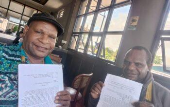 Kementerian Kehutanan RI Didesak Tanggap: Rakyat Papua Tengah Tuding Ada Pembiaran Penyerobotan Lahan oleh PT Jati Dharma Indah 2 Kementerian Kehutanan Republik Indonesia dinilai tutup mata terhadap laporan rakyat Papua Tengah soal dugaan penyerobotan tanah ulayat oleh PT Jati Dharma Indah (JDI). Yusak Ernes Tebay, pemilik lahan di wilayah tersebut, menuntut keadilan dan meminta pemerintah bertindak atas pelanggaran yang sudah berlangsung sejak 2014. Menurut Yusak, PT Jati Dharma Indah melakukan penebangan kayu di area seluas sekitar dua kilometer persegi tanpa izin dari pemilik hak ulayat. “Perusahaan ini masuk tanpa permisi, tidak lewat pintu, tapi lewat jendela. Mereka menebang seenaknya dan mengabaikan masyarakat adat,” ujarnya dengan nada kecewa Nabire 25 Okteber 2025. Bernardus Pokuai, pihak yang disebut sebagai penerima pelepasan lahan sah dari pemilik hak ulayat, menguatkan pernyataan tersebut. Ia menyebut perusahaan menebang berbagai jenis kayu seperti merbau, matoa, marsawa, dan jenis kayu pilihan lainnya tanpa melakukan reboisasi. Bahkan, kata dia, JDI menebang pohon yang belum layak tebang dan diduga sempat mengubur kayu untuk menghindari protes warga. “Warga sudah pernah mendatangi perusahaan, meminta mereka lakukan reboisasi, tapi tidak direspons. Malah sempat terjadi keributan,” ungkap Bernardus. Rakyat Papua Tengah melalui para tokoh adat dan masyarakat sudah dua kali melayangkan surat resmi kepada Kementerian Kehutanan: pertama pada 7 Maret 2025 (Nomor: 02/Nbr/URKYT/2025) dan kedua pada 4 September 2025 (Nomor: 01/XI/2025). Dalam surat tersebut, mereka menuntut pertanggungjawaban PT Jati Dharma Indah atas kerusakan lingkungan dan pelanggaran hak adat yang dilakukan. Namun hingga kini, tak ada satu pun tanggapan dari Kementerian Kehutanan maupun pihak perusahaan. “Kami sudah menunggu enam bulan sejak surat pertama, tapi tidak ada balasan. Surat kedua juga sunyi. Kami curiga ada permainan antara perusahaan dan pejabat kementerian,” kata Yusak menuding. Warga menilai PT Jati Dharma Indah mendapat perlindungan dari oknum “orang kuat” di pusat. Karena itu, mereka mengancam akan melakukan aksi pemalangan jalan utama menuju lokasi perusahaan jika tidak ada kejelasan. “Kami sudah sabar. Kalau tidak ada tindakan, kami akan palang jalan. Semua akibatnya ditanggung oleh Kementerian Kehutanan dan PT Jati Dharma Indah,” tegasnya. Tokoh masyarakat Tomas menambahkan, pemerintah pusat harus turun tangan. “Kami minta Presiden Prabowo dan Kementerian Kehutanan segera menindak pihak-pihak yang bermain. Kalau perlu, tangkap dan jebloskan ke penjara. Jangan biarkan rakyat terus dirugikan.” Kasus ini kini menjadi sorotan tajam publik Papua Tengah. Warga menuntut pemerintah menegakkan prinsip pelayanan prima bukan pelayanan khusus untuk perusahaan besar. Jika tak ada penyelesaian, mereka berjanji akan menempuh jalur hukum agar keadilan benar-benar berpihak pada rakyat. “Di mana ada rakyat, di situ seharusnya ada negara,” ujar Yusak, menutup pernyataannya dengan nada getir.