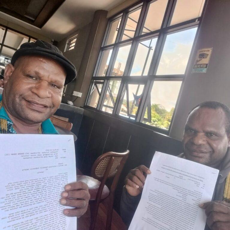 Kementerian Kehutanan RI Didesak Tanggap: Rakyat Papua Tengah Tuding Ada Pembiaran Penyerobotan Lahan oleh PT Jati Dharma Indah 8 Kementerian Kehutanan Republik Indonesia dinilai tutup mata terhadap laporan rakyat Papua Tengah soal dugaan penyerobotan tanah ulayat oleh PT Jati Dharma Indah (JDI). Yusak Ernes Tebay, pemilik lahan di wilayah tersebut, menuntut keadilan dan meminta pemerintah bertindak atas pelanggaran yang sudah berlangsung sejak 2014. Menurut Yusak, PT Jati Dharma Indah melakukan penebangan kayu di area seluas sekitar dua kilometer persegi tanpa izin dari pemilik hak ulayat. “Perusahaan ini masuk tanpa permisi, tidak lewat pintu, tapi lewat jendela. Mereka menebang seenaknya dan mengabaikan masyarakat adat,” ujarnya dengan nada kecewa Nabire 25 Okteber 2025. Bernardus Pokuai, pihak yang disebut sebagai penerima pelepasan lahan sah dari pemilik hak ulayat, menguatkan pernyataan tersebut. Ia menyebut perusahaan menebang berbagai jenis kayu seperti merbau, matoa, marsawa, dan jenis kayu pilihan lainnya tanpa melakukan reboisasi. Bahkan, kata dia, JDI menebang pohon yang belum layak tebang dan diduga sempat mengubur kayu untuk menghindari protes warga. “Warga sudah pernah mendatangi perusahaan, meminta mereka lakukan reboisasi, tapi tidak direspons. Malah sempat terjadi keributan,” ungkap Bernardus. Rakyat Papua Tengah melalui para tokoh adat dan masyarakat sudah dua kali melayangkan surat resmi kepada Kementerian Kehutanan: pertama pada 7 Maret 2025 (Nomor: 02/Nbr/URKYT/2025) dan kedua pada 4 September 2025 (Nomor: 01/XI/2025). Dalam surat tersebut, mereka menuntut pertanggungjawaban PT Jati Dharma Indah atas kerusakan lingkungan dan pelanggaran hak adat yang dilakukan. Namun hingga kini, tak ada satu pun tanggapan dari Kementerian Kehutanan maupun pihak perusahaan. “Kami sudah menunggu enam bulan sejak surat pertama, tapi tidak ada balasan. Surat kedua juga sunyi. Kami curiga ada permainan antara perusahaan dan pejabat kementerian,” kata Yusak menuding. Warga menilai PT Jati Dharma Indah mendapat perlindungan dari oknum “orang kuat” di pusat. Karena itu, mereka mengancam akan melakukan aksi pemalangan jalan utama menuju lokasi perusahaan jika tidak ada kejelasan. “Kami sudah sabar. Kalau tidak ada tindakan, kami akan palang jalan. Semua akibatnya ditanggung oleh Kementerian Kehutanan dan PT Jati Dharma Indah,” tegasnya. Tokoh masyarakat Tomas menambahkan, pemerintah pusat harus turun tangan. “Kami minta Presiden Prabowo dan Kementerian Kehutanan segera menindak pihak-pihak yang bermain. Kalau perlu, tangkap dan jebloskan ke penjara. Jangan biarkan rakyat terus dirugikan.” Kasus ini kini menjadi sorotan tajam publik Papua Tengah. Warga menuntut pemerintah menegakkan prinsip pelayanan prima bukan pelayanan khusus untuk perusahaan besar. Jika tak ada penyelesaian, mereka berjanji akan menempuh jalur hukum agar keadilan benar-benar berpihak pada rakyat. “Di mana ada rakyat, di situ seharusnya ada negara,” ujar Yusak, menutup pernyataannya dengan nada getir.