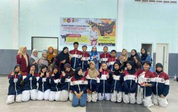 Dojo zatayu gelar doa bersama Dalam rangka mempererat tali silaturahmi antar pengurus dan anggota 3 Dalam rangka mempererat tali silaturahmi antar pengurus dan anggota, Dojo zatayu melakukan halal bihalal sekaligus merayakan syukuran tempat pelatihan dan penyematan sabuk. Kegiatan yang berlangsung di GOR panawungan komplek perumahan Kartika pratama, diisi dengan doa bersama sekaligus pemotongan tumpeng. Yayat Sudrajat selaku pengasuh Dojo zatayu menyampaikan di adakanya doa bersama ini bertujuan: untuk menyiapkan mental dan spritual dalam menghadapi setiap tantangan. Membangun kekeluargaan dengan menciptakan rasa kebersamaan dan kepedulian di antara kohai. Meningkatkan rasa syukur mengingat pentingnya rasa syukur atas nikmat dan pencapaian yg telah di raih. Dalam kesempatan yang sama senpai zati sebagai pelatih menyampaikan,Zatayu merupakan Dojo perguruan karate di bawah perguruan INKANAS kabupaten bogor. Dengan adanya doa dan penyematan ini saya ucapkan Terima kasih untuk orang tua kohai yg selalu mensuport sehingga zatayu saat ini telah memilki 10 sabuk hitam. Untuk kemajuan bersama jadilah pribadi yg baik,dan berusaha sebaik mungkin dalam berlatih sehingga mendapatkan prestasi yang maksimal dan bisa membanggakan buat semuanya, dan jangan lupa untuk selalu rendah hati,tidak sombong,dan semoga kalian bisa lebih hebat daripada senpai.ucap zati dengan terbata bata. Adapun dalam kesempatan yang sama ustad Yogi Menyampaikan 3 poin dalam mencari ilmu 1.doa niat kan mencari ridhonya Allah SWT, Untuk mendapatkan kemudahan dan kelancaran nya, insya Allah dengan berdoa akan selalu mendapatkan kemudahan,bukan hanya sekedar mencari prestasi. 2.totalitas atau bersungguh2 Dalam mengejar cita cita dengan melewati fase demi fase untuk mengupgrade diri sesuai dengan ajaran islam sehingga bisa mendapatkan hasil maksimal. 3,dedikasi yaitu pengabdian Jaga nama baik orang tua ,guru (coach),nama baik tempat pendidikannya,berperilaku sabar,tidak baperan sehingga berbudi pekerti yg baik .