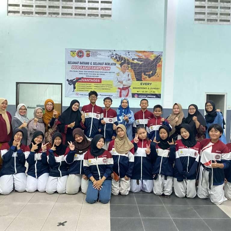 Dojo zatayu gelar doa bersama Dalam rangka mempererat tali silaturahmi antar pengurus dan anggota 8 Dalam rangka mempererat tali silaturahmi antar pengurus dan anggota, Dojo zatayu melakukan halal bihalal sekaligus merayakan syukuran tempat pelatihan dan penyematan sabuk. Kegiatan yang berlangsung di GOR panawungan komplek perumahan Kartika pratama, diisi dengan doa bersama sekaligus pemotongan tumpeng. Yayat Sudrajat selaku pengasuh Dojo zatayu menyampaikan di adakanya doa bersama ini bertujuan: untuk menyiapkan mental dan spritual dalam menghadapi setiap tantangan. Membangun kekeluargaan dengan menciptakan rasa kebersamaan dan kepedulian di antara kohai. Meningkatkan rasa syukur mengingat pentingnya rasa syukur atas nikmat dan pencapaian yg telah di raih. Dalam kesempatan yang sama senpai zati sebagai pelatih menyampaikan,Zatayu merupakan Dojo perguruan karate di bawah perguruan INKANAS kabupaten bogor. Dengan adanya doa dan penyematan ini saya ucapkan Terima kasih untuk orang tua kohai yg selalu mensuport sehingga zatayu saat ini telah memilki 10 sabuk hitam. Untuk kemajuan bersama jadilah pribadi yg baik,dan berusaha sebaik mungkin dalam berlatih sehingga mendapatkan prestasi yang maksimal dan bisa membanggakan buat semuanya, dan jangan lupa untuk selalu rendah hati,tidak sombong,dan semoga kalian bisa lebih hebat daripada senpai.ucap zati dengan terbata bata. Adapun dalam kesempatan yang sama ustad Yogi Menyampaikan 3 poin dalam mencari ilmu 1.doa niat kan mencari ridhonya Allah SWT, Untuk mendapatkan kemudahan dan kelancaran nya, insya Allah dengan berdoa akan selalu mendapatkan kemudahan,bukan hanya sekedar mencari prestasi. 2.totalitas atau bersungguh2 Dalam mengejar cita cita dengan melewati fase demi fase untuk mengupgrade diri sesuai dengan ajaran islam sehingga bisa mendapatkan hasil maksimal. 3,dedikasi yaitu pengabdian Jaga nama baik orang tua ,guru (coach),nama baik tempat pendidikannya,berperilaku sabar,tidak baperan sehingga berbudi pekerti yg baik .