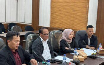 H Ayep Zaki bentuk tim TKPP bertujuan untuk melakukan percepatan pembangunan 3 Keberadaan Tim Komunikasi Percepatan Pembangunan (TKPP) Kota Sukabumi pada prinsipnya untuk memperkuat sinergitas dan komunikasi antara aparatur Sipil Negara (ASN) dengan Wali Kota Sukabumi Ayep Zaki dan tidak bertujuan untuk mengambil alih peran ASN. “Selama ini kami menjalankan tugas sesuai dengan tupoksi (tugas pokok dan fungsi) kami, tidak benar kami mengambil alih peran ASN, kami hanya ingin membantu dan memperkuat komunikasi ASN dengan Pak Wali Kota H Ayep Zaki,” ungkap Ketua TKPP Kota Sukabumi, Ubaydillah dalam keterangannya, Senin (27/10/2025). Pernyataan Ubaydillah tersebut menanggapi pemanggilan Panja Wakaf dan TKPP DPRD Kota Sukabumi beberapa waktu lalu. Hadir dalam pertemuan tersebut Ubaydillah, Ujang Fahrudin Jetli, Jamaludin, dan Ani Nurhayati. Dalam pertemuan tersebut Ubaidillah memaparkan secara rinci penjelasan terkait tugas dan fungsi TKPP secara mendalam. Menurutnya, tim yang dibentuk Wali Kota Sukabumi H Ayep Zaki bertujuan untuk melakukan percepatan pembangunan di berbagai sektor di Kota Sukabumi. “Saya sudah memberikan penjelasan terkait tupoksi (tugas pokok dan fungsi) kepada Pimpinan dan Anggota Panja DPRD Kota Sukabumi. Dari hasil kajian kami, sudah dilaporkan secara mendalam terhadap Panja DPRD Kota Sukabumi,” terang Ubaydillah. Ubaydillah menegaskan, keberadaan TKPP pada prinsipnya, tidak bertujuan untuk mengambil alih peran ASN, akan tetapi justru memperkuat sinergitas dan komunikasi antara ASN dengan Wali Kota Sukabumi. “Jadi, ASN tetap menjalankan tugas pokoknya, kami hanya memperlancar koordinasi,” jelas Ubaydillah. Ubaydillah juga memaparkan efektivitas kerja tim TKPP yang bisa dilihat dari sejumlah indikator pencapaian pembangunan. Sebut saja terkait pendapat asli daerah (PAD) serta hasil evaluasi dari kinerja Badan Usaha Milik Daerah (BUMD) dan Badan Layanan Umum Daerah (BLUD) di Kota Sukabumi. “Alhamdulilah, saat ini PAD Kota Sukabumi bisa meningkat, kinerja RSUD R Syamsudin SH, PDAM (Perusahaan Daerah Air Minum) dan BPR (Bank Perekonomian Rakyat) membaik serta terdapat pencapaian hasil yang baik jika dibandingkan dengan sebelumnya,” ungkapnya. Untuk RSUD R Syamsudin, tambah Ubaydillah, tahun 2025 ini terdapat profit mencapai Rp.7 miliar, dan di PDAM per bulan September yang lalu, terdapat profit sebesar Rp 410 juta, sedangkan BPR meraih keuntungan sebesar Rp 4 miliar. "Ini menjadi bukti nyata bahwa kinerja TKPP berjalan dengan baik dan hasilnya bisa dibuktikan ke publik," tandas Ubaydillah. Terkait keberadaan Tim TKPP yang berujung dibentuknya Panja Wakaf dan TKPP di DPRD Kota Sukabumi, Ubaydillah sangat menghormati dinamika yang terjadi selama ini dan sangat membuka ruang kritik demi kemajuan Kota Sukabumi. “Saya dan Tim TKPP sangat menghormati dinamika yang terjadi, namun pada prinsifnya kami sangat membuka ruang kritik guna kemajuan Kota Sukabumi, Alhamdulilah kami pun akhirnya bisa berdiskusi dengan panja,” jelasnya. Sedangkan soal isue beberapa jabatan yang melekat pada dirinya, Ubaydillah menjelaskan bahwa, hal tersebut hanya semata-mata untuk percepatan pembangunan khususnya di BUMD dan BLUD. “Keterlibatan saya di Dewas RSUD R Syamsudin, PDAM dan BPR bagian dari upaya guna melakukan percepatan pembangunan atau melakukan kajian serta evaluasi dari kinerja internal BUMD dan BLUD. Dan ini terbukti, saat ini kondisi BUMD dan BLUD di Kota Sukabumi tumbuh sehat dan mampu menghasilkan yang terbaik jika dibandingkan dengan kondisi BUMD dan BLUD sebelumnya,” pungkasnya