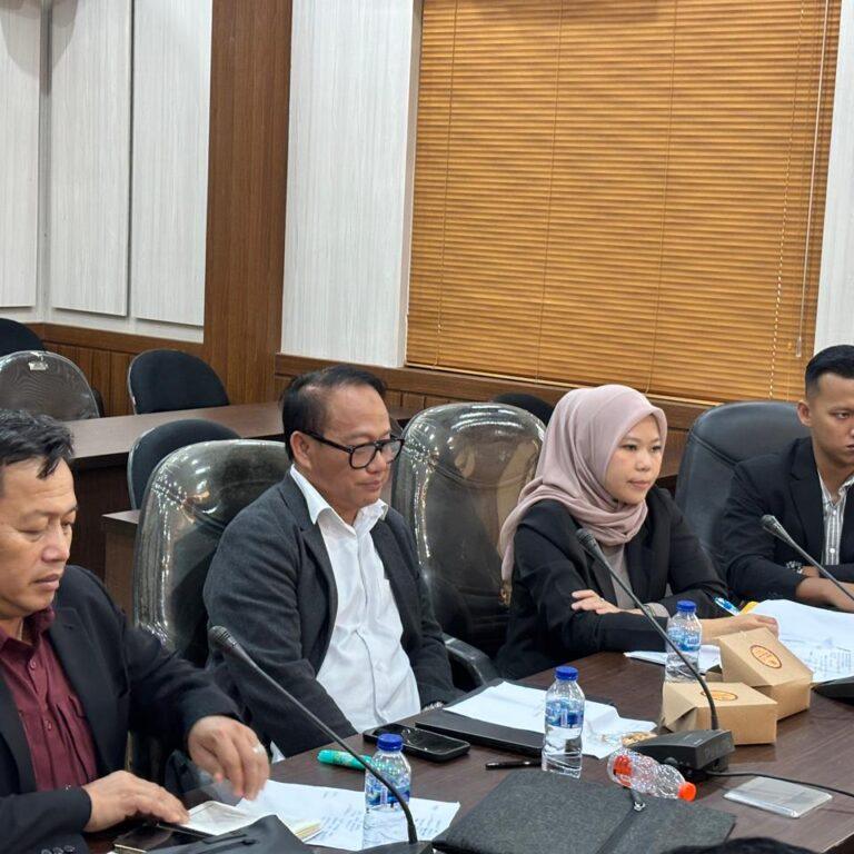 H Ayep Zaki bentuk tim TKPP bertujuan untuk melakukan percepatan pembangunan 9 Keberadaan Tim Komunikasi Percepatan Pembangunan (TKPP) Kota Sukabumi pada prinsipnya untuk memperkuat sinergitas dan komunikasi antara aparatur Sipil Negara (ASN) dengan Wali Kota Sukabumi Ayep Zaki dan tidak bertujuan untuk mengambil alih peran ASN. “Selama ini kami menjalankan tugas sesuai dengan tupoksi (tugas pokok dan fungsi) kami, tidak benar kami mengambil alih peran ASN, kami hanya ingin membantu dan memperkuat komunikasi ASN dengan Pak Wali Kota H Ayep Zaki,” ungkap Ketua TKPP Kota Sukabumi, Ubaydillah dalam keterangannya, Senin (27/10/2025). Pernyataan Ubaydillah tersebut menanggapi pemanggilan Panja Wakaf dan TKPP DPRD Kota Sukabumi beberapa waktu lalu. Hadir dalam pertemuan tersebut Ubaydillah, Ujang Fahrudin Jetli, Jamaludin, dan Ani Nurhayati. Dalam pertemuan tersebut Ubaidillah memaparkan secara rinci penjelasan terkait tugas dan fungsi TKPP secara mendalam. Menurutnya, tim yang dibentuk Wali Kota Sukabumi H Ayep Zaki bertujuan untuk melakukan percepatan pembangunan di berbagai sektor di Kota Sukabumi. “Saya sudah memberikan penjelasan terkait tupoksi (tugas pokok dan fungsi) kepada Pimpinan dan Anggota Panja DPRD Kota Sukabumi. Dari hasil kajian kami, sudah dilaporkan secara mendalam terhadap Panja DPRD Kota Sukabumi,” terang Ubaydillah. Ubaydillah menegaskan, keberadaan TKPP pada prinsipnya, tidak bertujuan untuk mengambil alih peran ASN, akan tetapi justru memperkuat sinergitas dan komunikasi antara ASN dengan Wali Kota Sukabumi. “Jadi, ASN tetap menjalankan tugas pokoknya, kami hanya memperlancar koordinasi,” jelas Ubaydillah. Ubaydillah juga memaparkan efektivitas kerja tim TKPP yang bisa dilihat dari sejumlah indikator pencapaian pembangunan. Sebut saja terkait pendapat asli daerah (PAD) serta hasil evaluasi dari kinerja Badan Usaha Milik Daerah (BUMD) dan Badan Layanan Umum Daerah (BLUD) di Kota Sukabumi. “Alhamdulilah, saat ini PAD Kota Sukabumi bisa meningkat, kinerja RSUD R Syamsudin SH, PDAM (Perusahaan Daerah Air Minum) dan BPR (Bank Perekonomian Rakyat) membaik serta terdapat pencapaian hasil yang baik jika dibandingkan dengan sebelumnya,” ungkapnya. Untuk RSUD R Syamsudin, tambah Ubaydillah, tahun 2025 ini terdapat profit mencapai Rp.7 miliar, dan di PDAM per bulan September yang lalu, terdapat profit sebesar Rp 410 juta, sedangkan BPR meraih keuntungan sebesar Rp 4 miliar. "Ini menjadi bukti nyata bahwa kinerja TKPP berjalan dengan baik dan hasilnya bisa dibuktikan ke publik," tandas Ubaydillah. Terkait keberadaan Tim TKPP yang berujung dibentuknya Panja Wakaf dan TKPP di DPRD Kota Sukabumi, Ubaydillah sangat menghormati dinamika yang terjadi selama ini dan sangat membuka ruang kritik demi kemajuan Kota Sukabumi. “Saya dan Tim TKPP sangat menghormati dinamika yang terjadi, namun pada prinsifnya kami sangat membuka ruang kritik guna kemajuan Kota Sukabumi, Alhamdulilah kami pun akhirnya bisa berdiskusi dengan panja,” jelasnya. Sedangkan soal isue beberapa jabatan yang melekat pada dirinya, Ubaydillah menjelaskan bahwa, hal tersebut hanya semata-mata untuk percepatan pembangunan khususnya di BUMD dan BLUD. “Keterlibatan saya di Dewas RSUD R Syamsudin, PDAM dan BPR bagian dari upaya guna melakukan percepatan pembangunan atau melakukan kajian serta evaluasi dari kinerja internal BUMD dan BLUD. Dan ini terbukti, saat ini kondisi BUMD dan BLUD di Kota Sukabumi tumbuh sehat dan mampu menghasilkan yang terbaik jika dibandingkan dengan kondisi BUMD dan BLUD sebelumnya,” pungkasnya