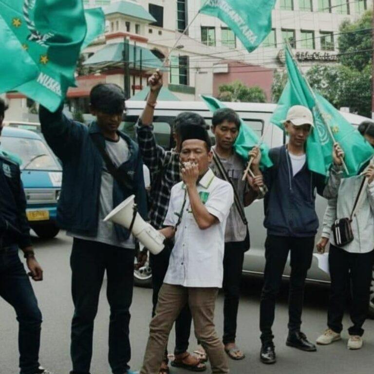 Protes Tayangan Xpose Uncensored, Laskar Santri Nusantara Kepung Gedung Trans7