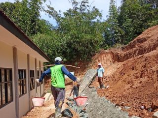 BWC Temukan Proyek Turap di SMKN 1 Sajira, Diduga Kurang Pengawasan dan Langgar K3