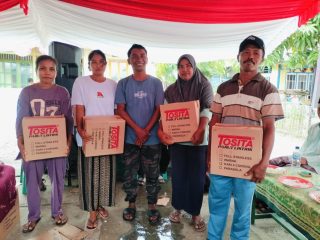 Dorong Usaha Mikro, Abu Silawane Serahkan Bantuan Produktif bagi Warga Kepulauan Manipa