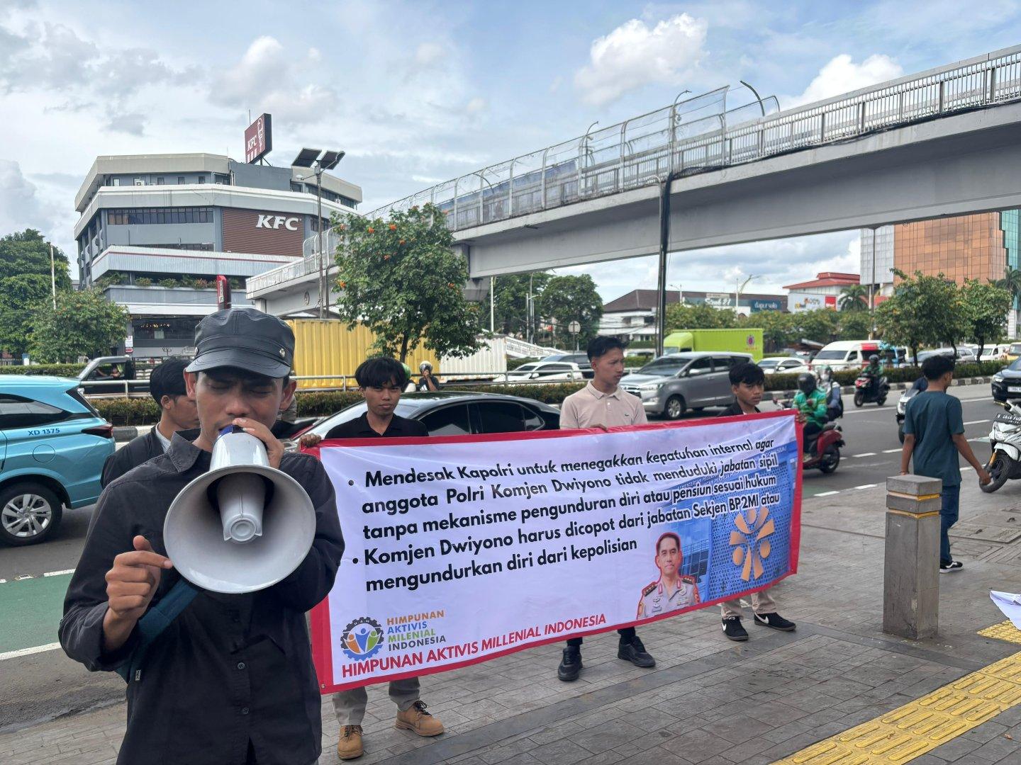 HAMI Gelar Unjuk Rasa, Desak Komjen Dwiyono Mundur Sebagai Sekertaris Menteri BP2MI 7 HAMI Gelar Unjuk Rasa, Desak Komjen Dwiyono Mundur Sebagai Sekertaris Menteri BP2MI I PojokPublik