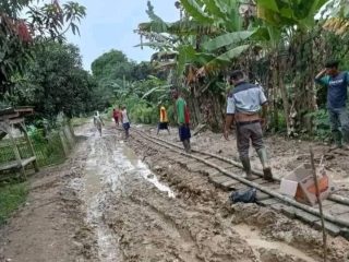 Puluhan Tahun Tak di Poles Pemerintah, Warga Angsana dan Cipinang Keluhkan Jalan Rusak