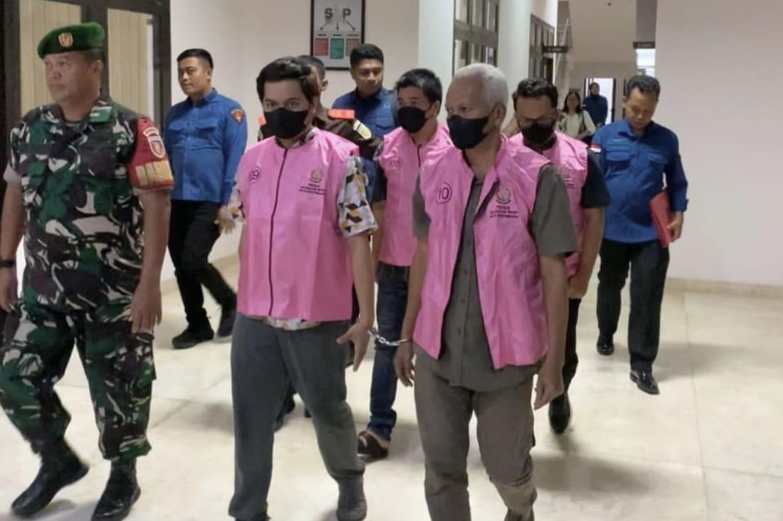 Rugikan Negara Rp2 Miliar, Kejari Kukar Tahan 4 Tersangka Kasus Dugaan Korupsi Pembangunan Factory Sharing 7 Rugikan Negara Rp2 Miliar, Kejari Kukar Tahan 4 Tersangka Kasus Dugaan Korupsi Pembangunan Factory Sharing I PojokPublik