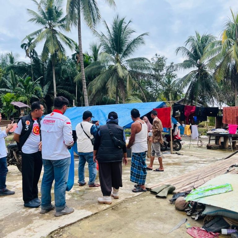RELAWAN FOREDER BERIKAN BANTUAN MAKANAN KEPADA KORBAN BANJIR DI ACEH TIMUR 2 RELAWAN FOREDER BERIKAN BANTUAN MAKANAN KEPADA KORBAN BANJIR DI ACEH TIMUR I PojokPublik