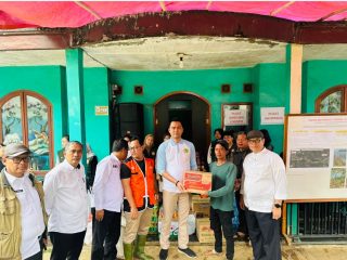 Stafsus Menag RI Salurkan Bantuan untuk Korban Bencana di Bandung