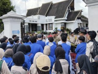 Balai Kota Sukabumi di Serbu, Mahasiswa Minta Pemkot Serius Tangani Penyebab Banjir