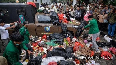 Mahasiswa Geram Belum Adanya Langkah Kongkrit Soal Sampah, Pemkot Tangsel Dilempari Sampah 6 Mahasiswa Geram Belum Adanya Langkah Kongkrit Soal Sampah, Pemkot Tangsel Dilempari Sampah I PojokPublik
