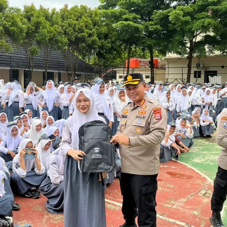 Dirbinmas Polda Banten Tanamkan Disiplin dan Kesadaran Hukum di SMK 5 Kota Serang 8 Dirbinmas Polda Banten Tanamkan Disiplin dan Kesadaran Hukum di SMK 5 Kota Serang I PojokPublik