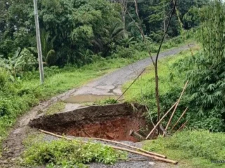 Longsor Tutup Jalan Sabagi–Muncang, Petani Gagal Panen
