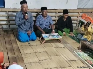 Anggota Polri Ajarkan Mengaji Anak-anak di Bojongleles