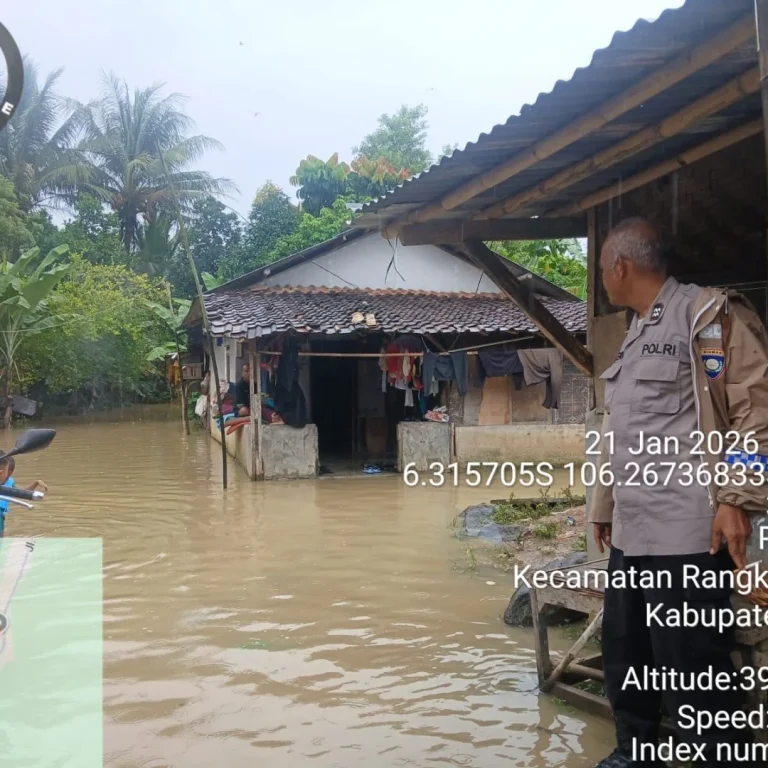 Polsek Rangkasbitung Cek Rumah Warga Terdampak Luapan Sungai Ciujung 9 Polsek Rangkasbitung Cek Rumah Warga Terdampak Luapan Sungai Ciujung I PojokPublik