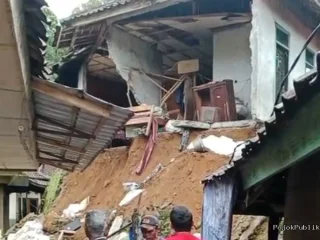 Longsor Terjang Rumah Warga di Bayah, Akses Gang Tertutup dan Listrik Terganggu